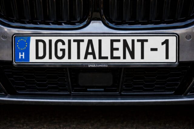 Egyedi rendszám kalkulátor